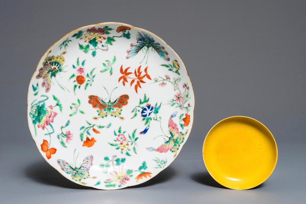 Een monochroom geel Chinees schoteltje, Tongzhi merk en periode, hierbij een famille rose vlinderbord, 19e eeuw